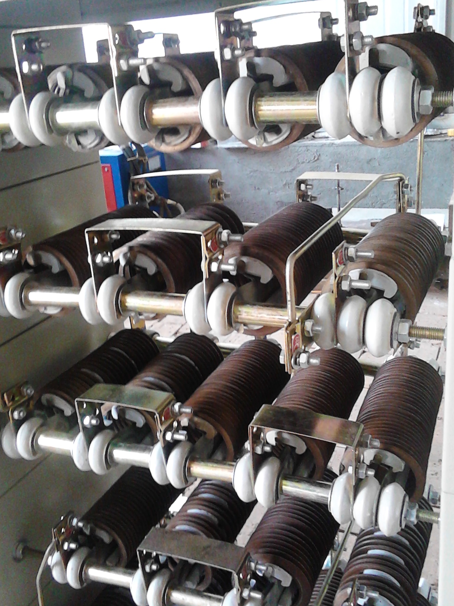 这意味着数据中心可以在现有的空间限制内