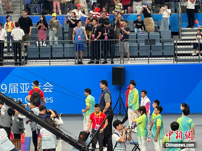 中国男篮力克韩国晋级四强 姚明场边淡定观赛引