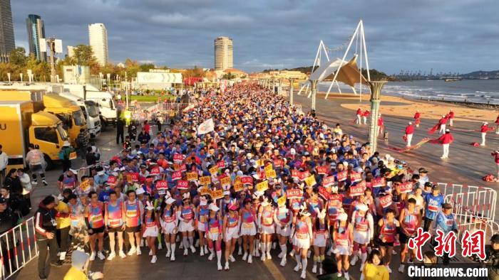 近两万名中外跑者齐聚烟台，见证2024烟台马拉松