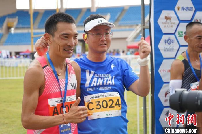 近两万名中外跑者齐聚烟台，见证2024烟台马拉松