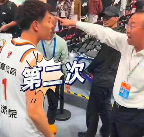 京沪大战后李添荣遭场馆方工作人员阻拦引发争