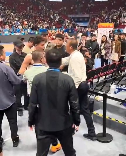 京沪大战后李添荣遭场馆方工作人员阻拦引发争