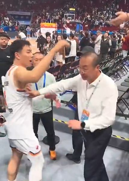 京沪大战后李添荣遭场馆方工作人员阻拦引发争